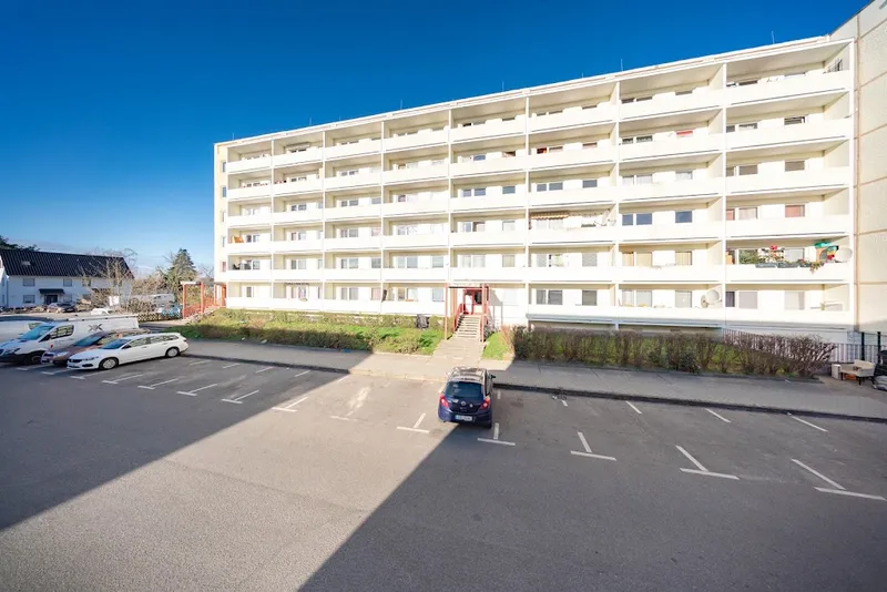 Hochparterrewohnung mit Balkon nahe dem S-Bhf. Springpfuhl neu zu vermieten - WBS erforderlich ! — photo 1